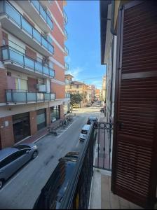 Blick auf eine Straße vom Balkon eines Gebäudes in der Unterkunft Appartamento due passi dal mare in Grottammare