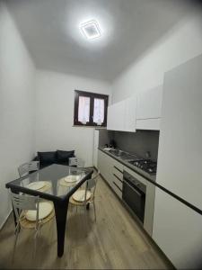 eine Küche mit Tisch und Stühlen in einem Zimmer in der Unterkunft Appartamento due passi dal mare in Grottammare