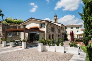 a building with a courtyard with potted plants at Castrum Wine Relais - Albergo Diffuso in San Pietro in Cariano