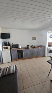 Zimmer mit einer Küche mit Arbeitsplatte in der Unterkunft Logement au calme, avec vue dégagée in Ardoix