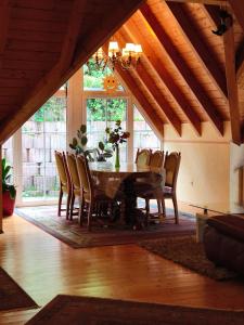 a dining room with a wooden table and chairs at Ferienwohnung yuan in Bruchweiler-Bärenbach