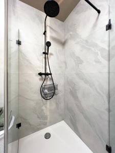 a bathroom with a shower with a shower head at bonquartier - Design Apartment mit Balkon, Arbeitsplatz und Parkplatz in Wachtberg +15 photos