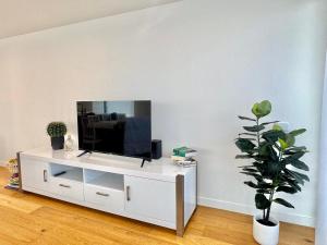 Μια τηλεόραση ή/και κέντρο ψυχαγωγίας στο 2B2B Apartment Free Parking Close to Westfield