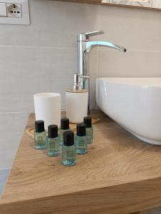 un comptoir de salle de bain avec quatre bouteilles de cosmétiques dessus dans l'établissement Onda marina 1, à La Spezia 23 autres photos