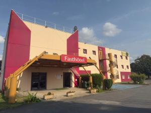 un restaurante de comida rápida con un cartel en el lateral de un edificio en Fasthotel - Soissons Nord, en Soissons