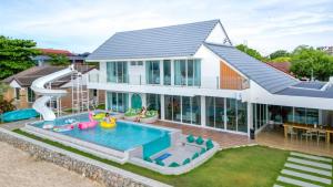 Πισίνα στο ή κοντά στο Bubble Sea Beachfront Chaam