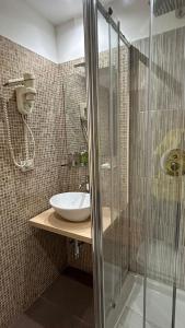 une salle de bain avec un lavabo et une douche dans l'établissement Sweet Saint Paul, à Rome 96 autres photos