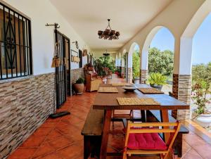 a dining room with a table and chairs at Casa Rural en Ohanes, 1 dormitorio - El Cortijo Escondido, La Rosa in Ohanes