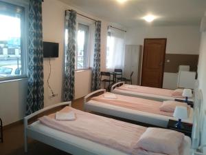 a hotel room with two beds and a mirror at Omega Szigetszentmiklós in Szigetszentmiklós