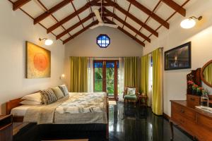 クマラコムにあるHibiscus Earth Private Pool Villa A CGH Earth SAHA Experienceのベッドと窓のある寝室