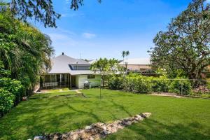 una casa con un gran patio con césped en Central Haven Milton 4BR Sleeps 10, en Brisbane