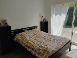 Ένα ή περισσότερα κρεβάτια σε δωμάτιο στο Studio cosy près de La Rochelle