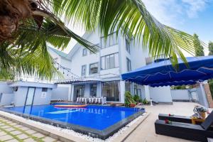 Bazén v ubytování Villa Long Cung Vũng Tàu nebo v jeho okolí