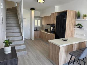プロタラスにあるProtaras Ayios Elias Maisonetteのキッチン、リビングルーム(階段付)