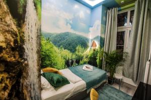 ウィーンにあるUrban Budget Boutique Hotel Viennaの山の景色を望むベッドルーム