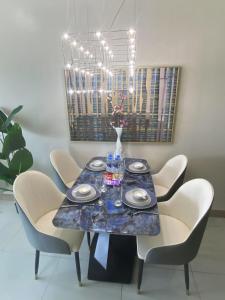 Χώρος καθιστικού στο Perfect 1BR With Magnificant Bayview Garden View Near Okada, Solaire, Aiports, FREE PARKING