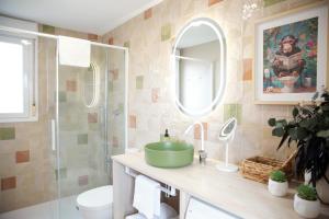 a bathroom with a green sink and a shower at Zabella Ossau - Nuevo ático a estrenar en el tubo in Zaragoza +10 photos