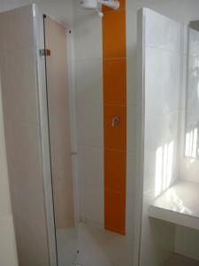 a shower with a glass door in a bathroom at Hotel Villa Amparo in Chinauta