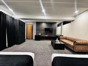 Гостиная зона в OXVUE Boutique Hotel