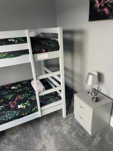 Giường trong phòng chung tại Affordable Luxury 4 Modern apartment in Sunderland