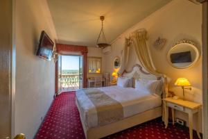 a hotel room with a bed and a balcony at Quattro Gigli Hotel in Montopoli in Val dʼArno