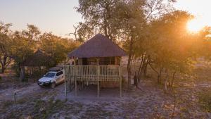 KasinkaChobe Hideaway的停在小房子前面的一辆货车