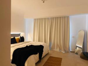 Ένα ή περισσότερα κρεβάτια σε δωμάτιο στο Fask Villa Zakynthos, Infinity Views & Serenity by Villa Mana Gers