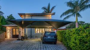 a car parked in front of a house at Casa campo moderna e confortável in Itatiba