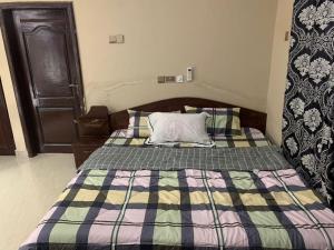 a bedroom with a bed with a pillow on it at StayComidad in Dawhwenya