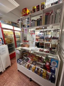 Supermarket nebo jiné obchody v  hotelu nebo okolí