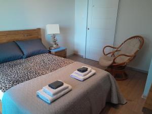 Postel nebo postele na pokoji v ubytování SeaTowers 28 Floor WATERFRONT PENTHOUSE! Sea & City PANORAMIC VIEW from GLASS CORNER TRIANGLE! 75m2! Terrace! Short&Long Stay! Parking! + 163 fotografií