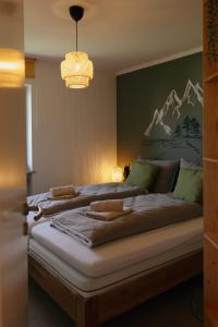 Postel nebo postele na pokoji v ubytování Grünten-Blick Apartment + 20 fotografií