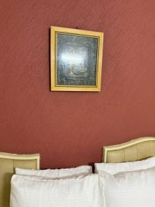 una pintura cuelga sobre dos camas en un dormitorio en Western e-Inn, en Bangalore