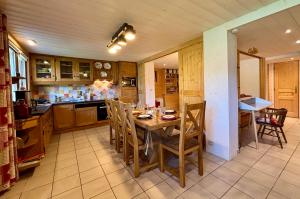 a kitchen with a table and chairs in a room at Fioles 19 - Appartement face au lac de Vonnes in Châtel