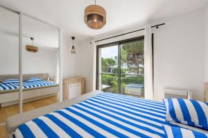 En eller flere senge i et værelse på Valescure Sun, Pines & Golf Retreat