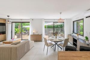 Et opholdsområde på Valescure Sun, Pines & Golf Retreat