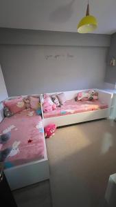 Кровать или кровати в номере Apartament 3 camere +3 фотографии