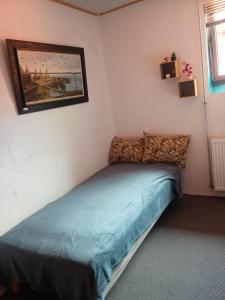 Mallingにある70 m2 Anneks på gårdenの部屋の中にベッドがある小さな寝室 +21枚の写真