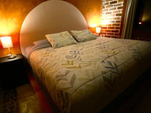 una camera da letto con un letto con un piumone bianco di Casa 4 Estaciones Bed and Breakfast a San Cristóbal de Las Casas