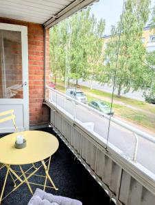 a balcony with a table and a window at Nice and cozy city apartment, free parking in Kemi