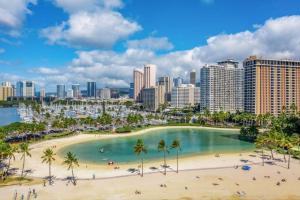 una playa frente a una ciudad con edificios en Ocean & Marina View Suite, en Honolulu