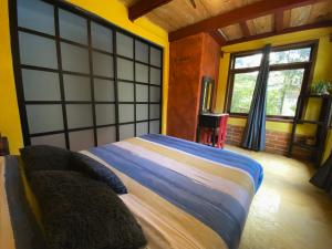 una camera da letto con un letto grande in una stanza di Casa 4 Estaciones Bed and Breakfast a San Cristóbal de Las Casas