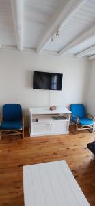 un soggiorno con 2 sedie blu e una TV di Genesis Cape St Francis resort a Cape St Francis