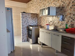 Η κουζίνα ή μικρή κουζίνα στο Apartamento com suíte, localizado na Avenida Silvio Silva, n 33, bairro Hernani Sa, Ilhéus - Ba, sem garagem +10 φωτογραφίες