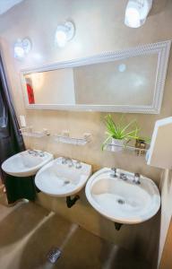 Un baño con dos lavabos y un espejo. en ilVero Hostel Recoleta, en Buenos Aires
