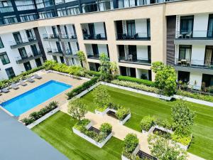 uma vista aérea do pátio de um edifício em Styluxe Studio Apartment em Accra