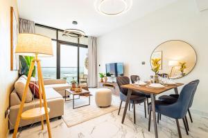 Ruang duduk di Full Cleveland & Canal View - Big Balcony - High Floor - 5 min walk from Cleveland, ADGM and Galleria