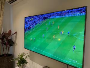 uma TV de tela plana pendurada na parede em Styluxe Studio Apartment em Accra