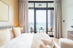 Katil atau katil-katil dalam bilik di Full Cleveland & Canal View - Big Balcony - High Floor - 5 min walk from Cleveland, ADGM and Galleria