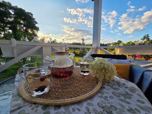 a table with two glasses and a vase on it at Emville in Vysshaya Dubechnya